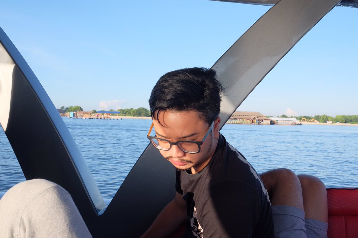 What a fun day! Shooting lancar, pemain dan kru asik. Kayaknya ntar gue bisa tidur nyenyak nih. #ILYFrom38000ft