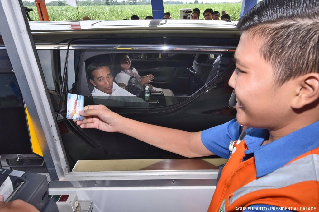 Tol Surabaya-Mojokerto ini kunci membangun sentra ekonomi baru Jawa Timur. Bangun infrastruktur jangan ditunda -Jkw