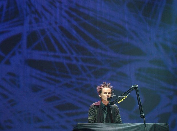 MusersForever's tweet photo. When Ur mum comes in ur room w/o knocking &amp; you're trying 2 sing Micro Cuts like Matt.. #TalkAboutAwkward #Muse 🙃😂😁😎 https://t.co/oZuf0TggJK