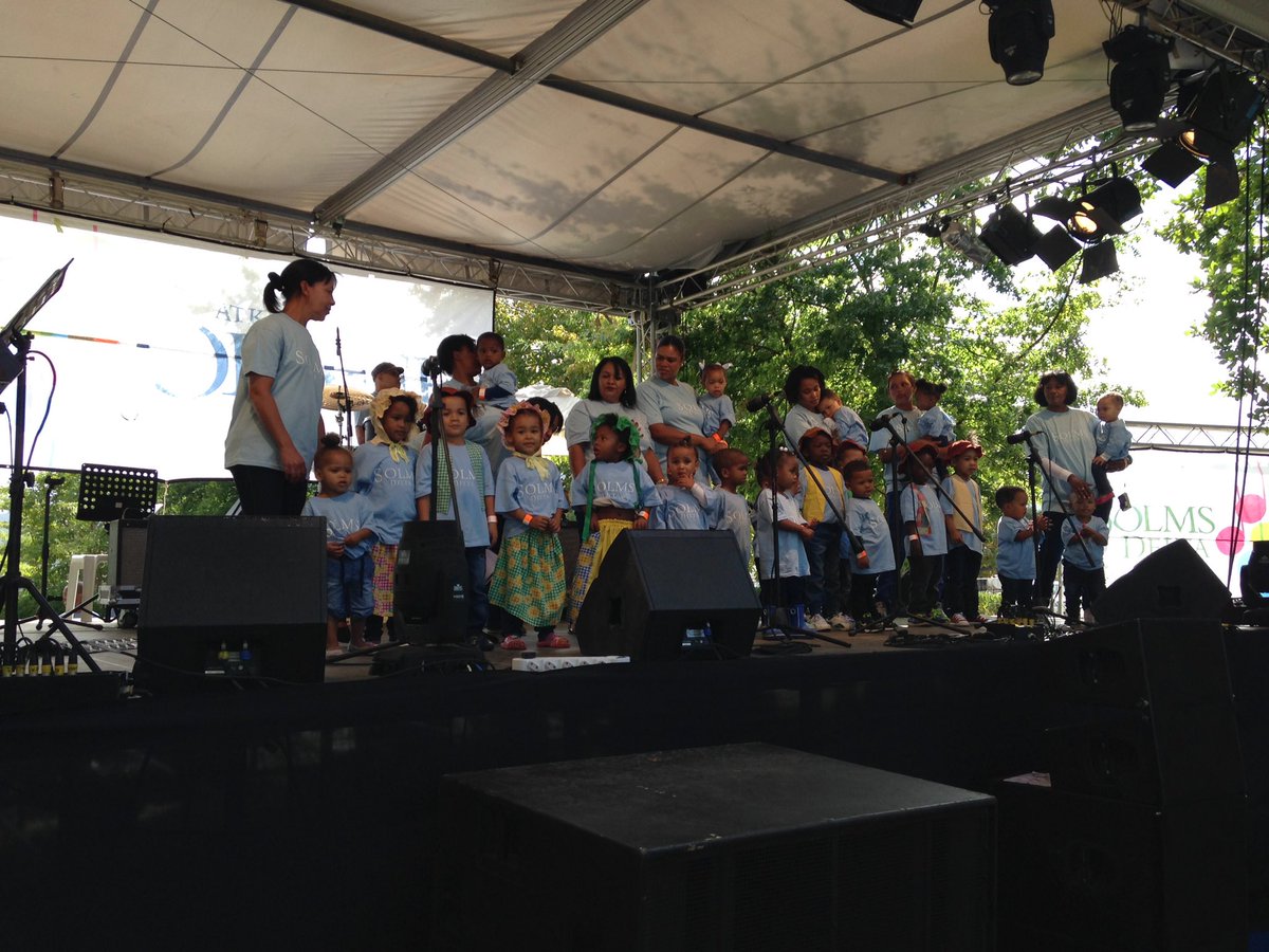 DieOesfees's tweet photo. Die Klein Handjies kinderkoor begin die dag op 'n #Oulike noot! #ATKV-Oesfees #Franschhoek https://t.co/CFFgVZHuo8