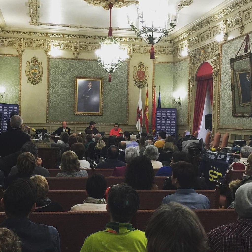 SMCLaCasaEncima's tweet photo. Ya estamos!! #avivirquesondosdias @la_ser desde el Ayuntamiento de #tudela #igerstudela #i… https://t.co/RGDe7FixGA https://t.co/eBjwxuplUi