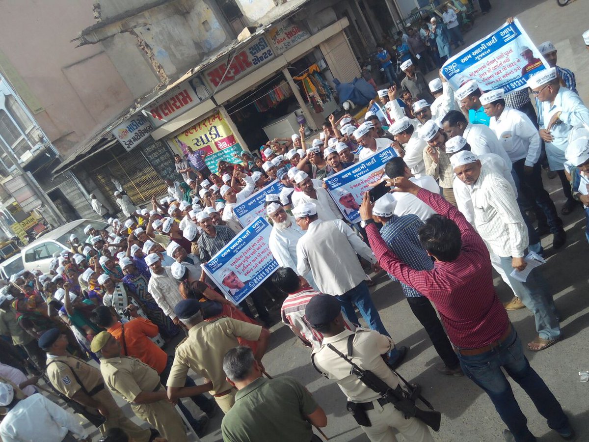 aartic02's tweet photo. आम आदमी पार्टी ने गुजरात में पानी की समस्या को लेकर प्रदर्शन किया #प्यासा_गुजरात .@AAPGujarat https://t.co/XW252Y5N0M