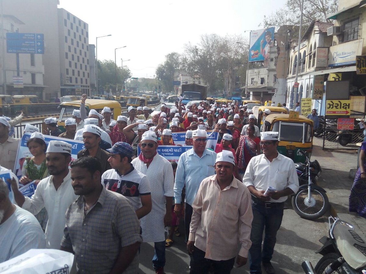 aartic02's tweet photo. आम आदमी पार्टी ने गुजरात में पानी की समस्या को लेकर प्रदर्शन किया #प्यासा_गुजरात .@AAPGujarat https://t.co/XW252Y5N0M