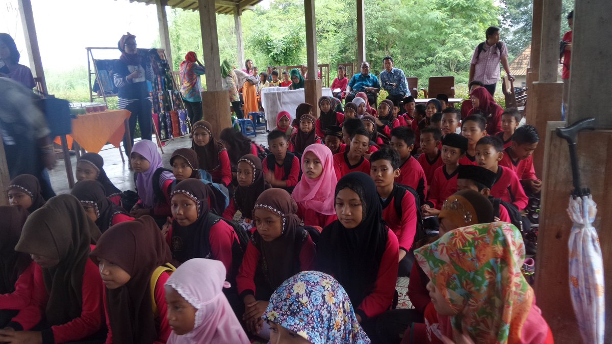 WWF_ID's tweet photo. Diana Setiawati dari UNESCO Indonesia membuka acara di Galeri Komunitas. Adik-adik sudah siap! #IniAksiku https://t.co/dWa30Q5pdK