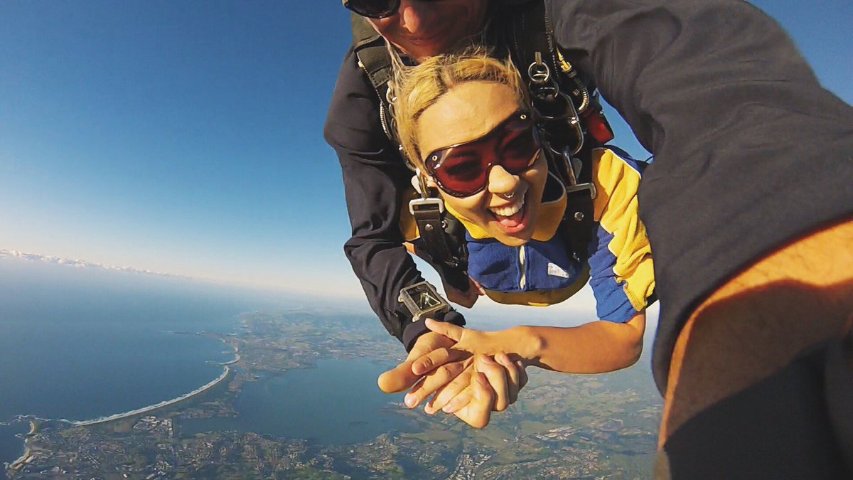 chellisaaa's tweet photo. TODAY 😁😁😁😁😁😁😁 
#skydiving #skydivethebeach #wollongong #fuckyeah https://t.co/GHfJ7Hwf6U
