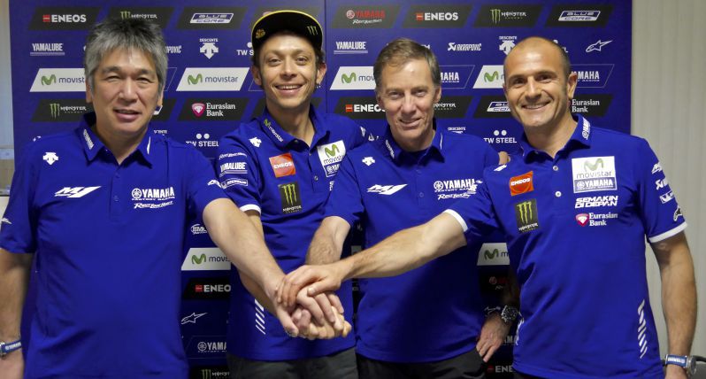 AutoBildspain's tweet photo. ¡BOMBAZO en #MotoGP! Valentino Rossi renueva con Yamaha hasta 2018. Duro revés para Lorenzo. https://t.co/2n90D5dBj0 https://t.co/C6xe4rCQeS