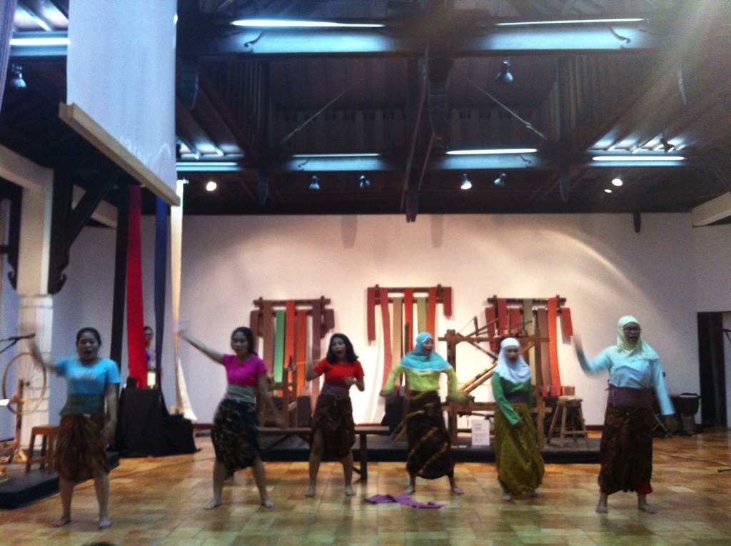 Pertunjukkan teater "Main Dulu Main Sekarang" dari Sanggar Bias. yuk merapat! #Weavingforlife #ceritatenuntangan