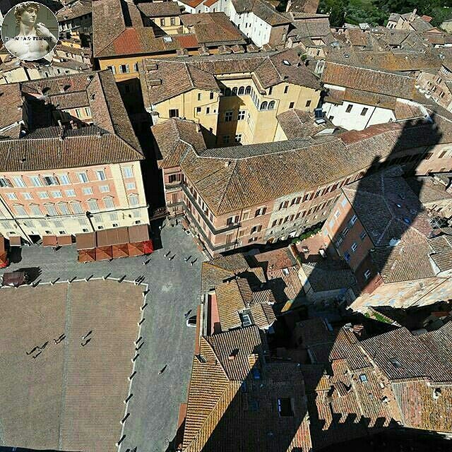 @Regrann from @florenceandtuscanyforyou -  The shadow of Mangia tower 😍😍😍
CONGRATS 👏👏 👏 
COMPLIMENTI 👏 👏 👏
Photo by…