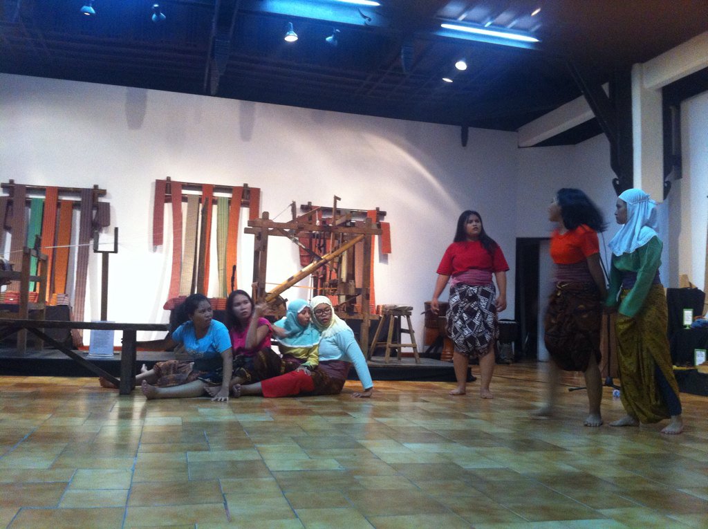 "Jangan pernah lupain mainan tradisional ya." - Main dulu main sekarang #weavingforlife #ceritatenuntangan