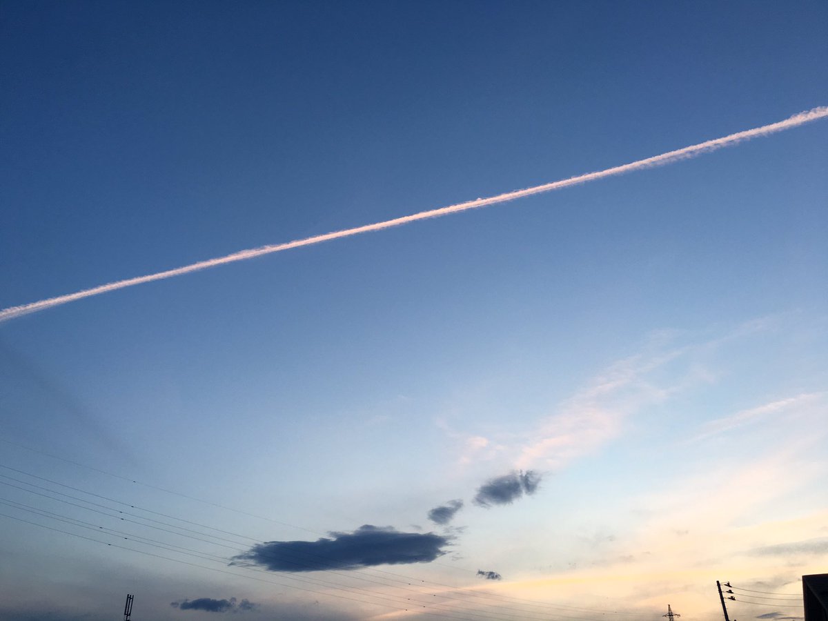PHOTOGRAPH62's tweet photo. 青空に一本の飛行機雲 https://t.co/vxlUePAIeM
