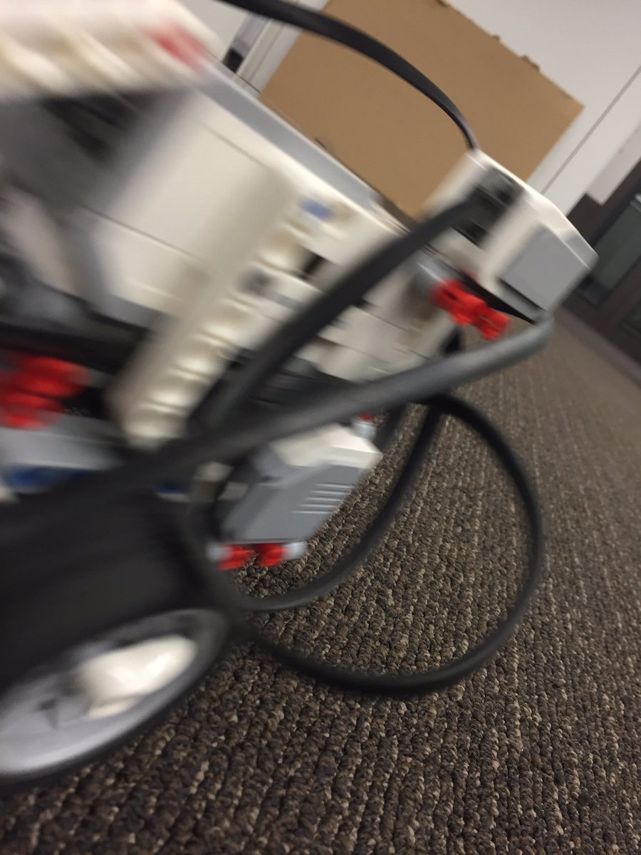 guelinckx's tweet image. Today we have #legomindstorms in the #aecodecamp!