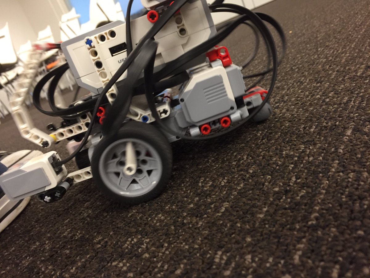 guelinckx's tweet image. Today we have #legomindstorms in the #aecodecamp!