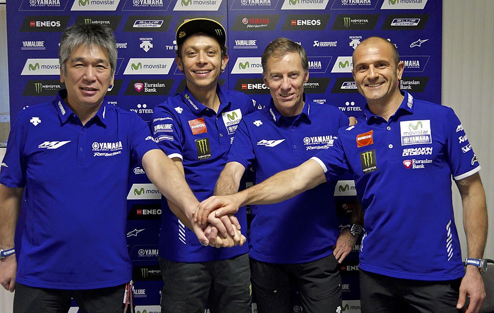 marca's tweet photo. Rossi para rato. El campeón italiano renueva con Yamaha #VR46 https://t.co/Q4XkjMVUk1 #MotogP https://t.co/ENv8vx0pBq