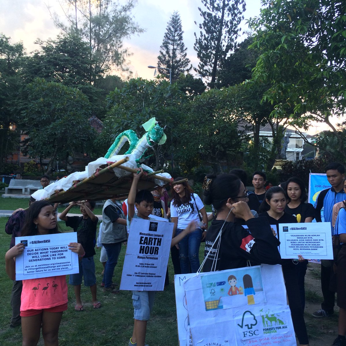 Celebration! temen-temen komunitas lagi keliling kota #IniAksiku #EarthHour