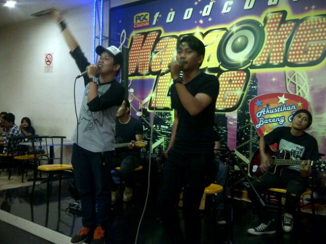 Adit bersama <a href="/Apollo_ID/">A P O L L O</a> semalam di PGC busking at mall
