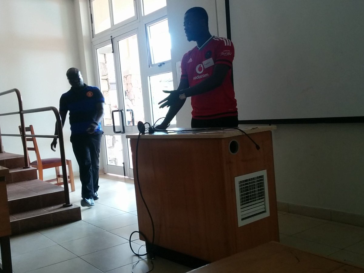 LadyOHammond's tweet photo. Kwesi from Echo takes is through digital marketing and creative thinking session. #bcashesi https://t.co/5WlRn8YrlI