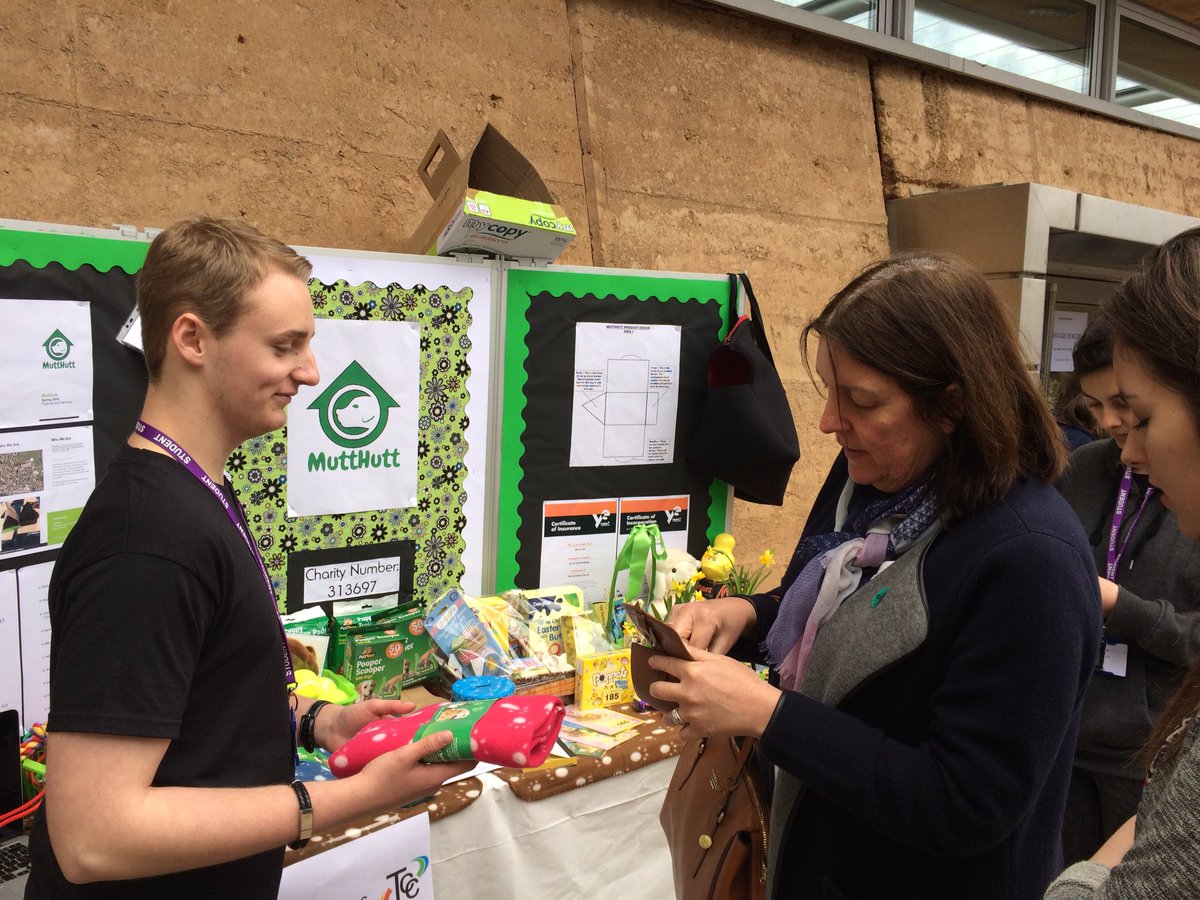 MuttHuttUK's tweet photo. Making a sale. @TREVIGLAS @YECornwall https://t.co/gW5tlAlJeb