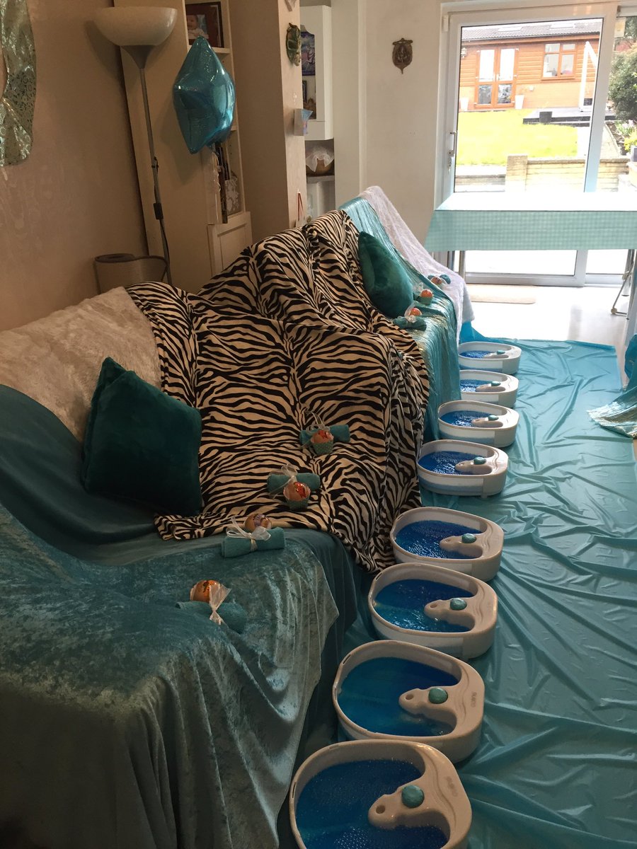 DollyParties's tweet image. @DollyParties today's party 💅