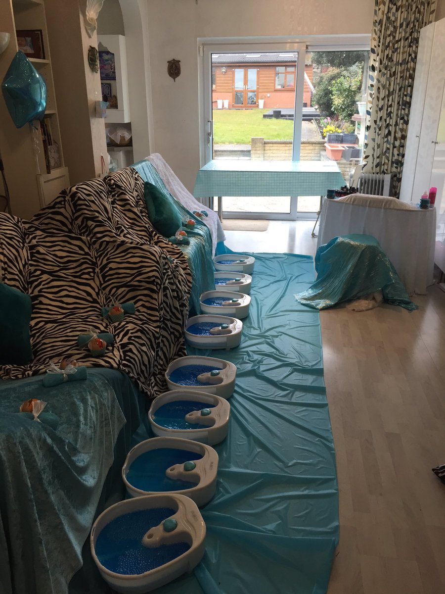 DollyParties's tweet image. @DollyParties today's party 💅