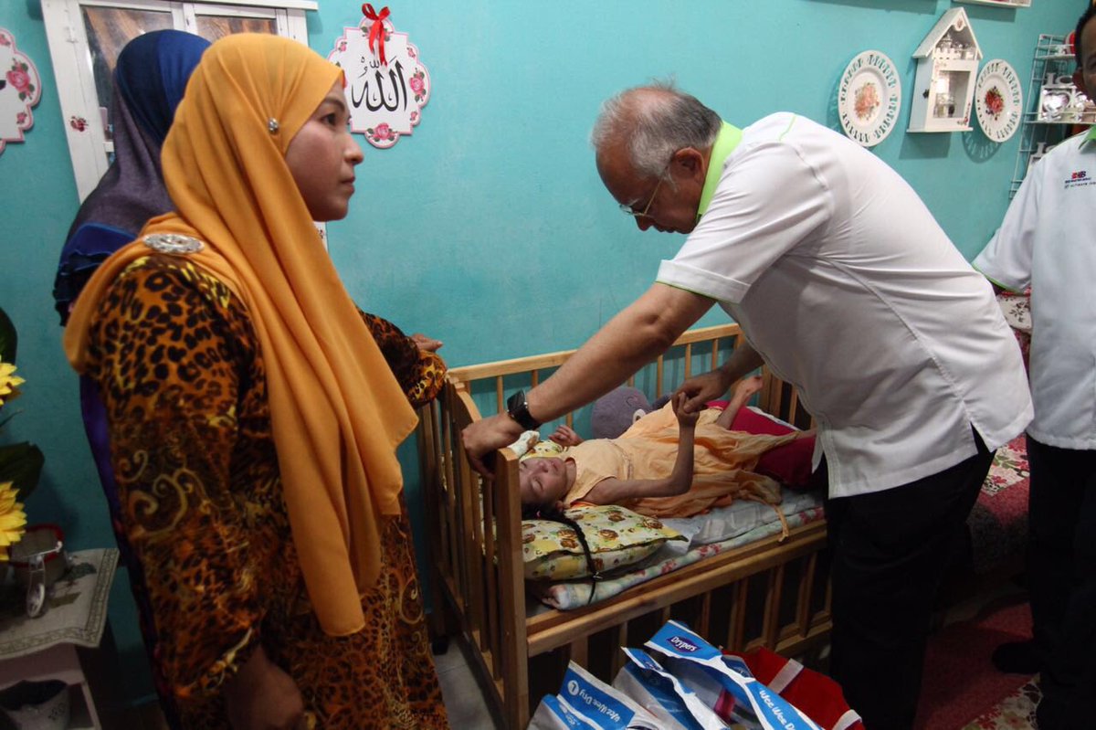 NajibRazak's tweet photo. Wan Nor Ain Syahida menghidap cerebral palsy &amp; Alif Haikal sakit hidrosefalus.Moga mrk tabah hadapi dugaan allah SWT https://t.co/5trtaxfo5A
