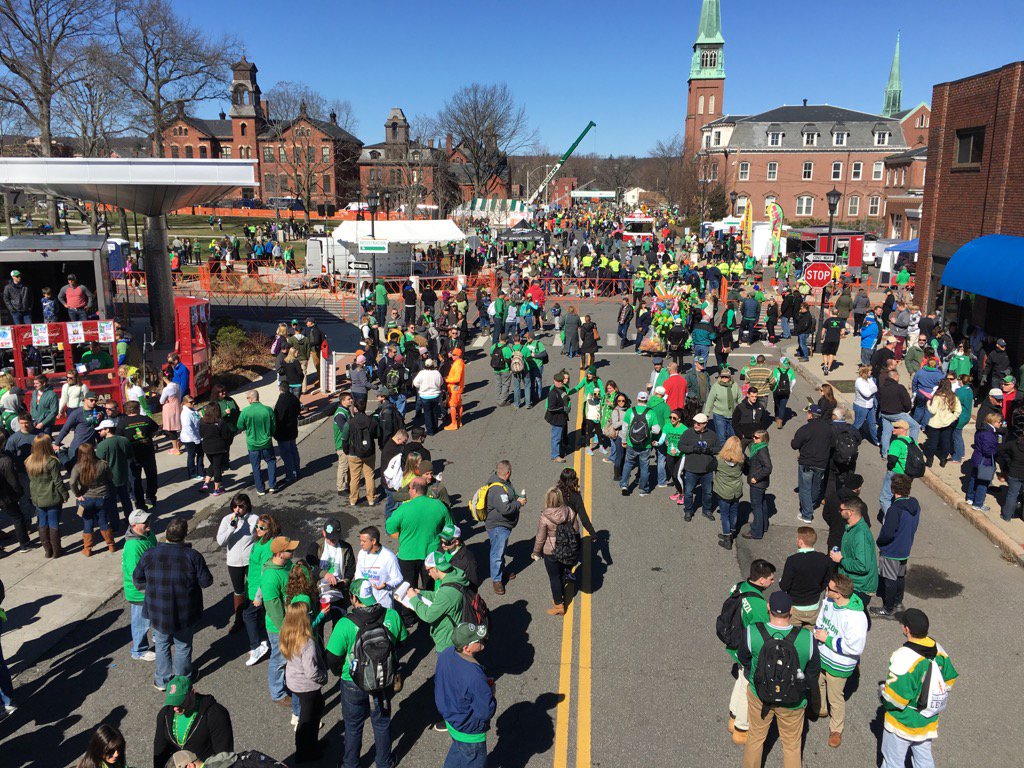 Don Treeger on Twitter: "Crowds and runners gathering as #holyokestpats