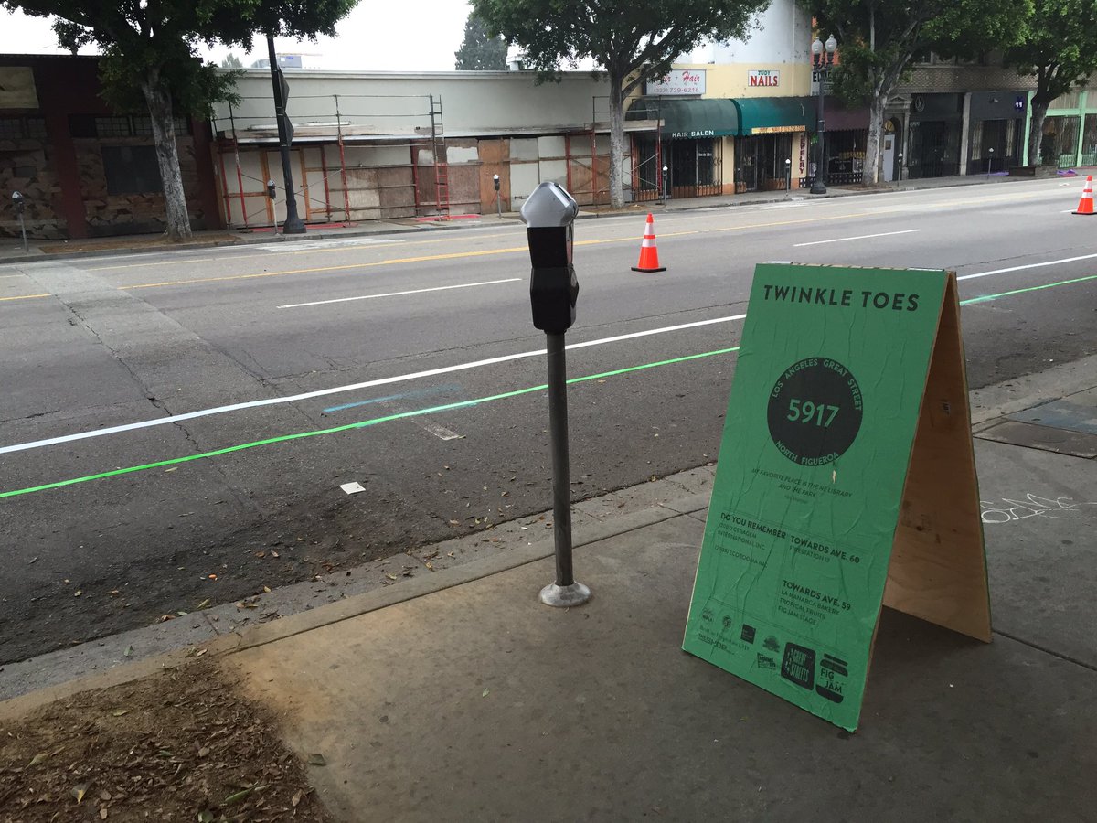 FigJamLA's tweet photo. We're getting ready for you #NELA! Bike lanes and signage going in now!  @LAGreatStreets https://t.co/iXbmyaA07U