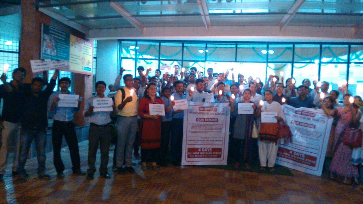 temple272's tweet photo. #donotsellidbibank #stopplayingwithcareer #saveidbibank @narendramodi  @aajtak @ndtv @FinMinIndia @thenewshour https://t.co/GAryTXgCfC