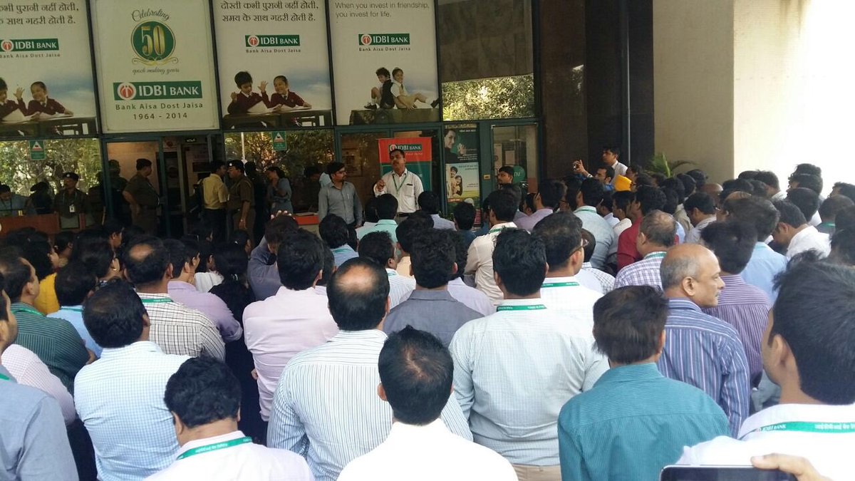 temple272's tweet photo. #donotsellidbibank #stopplayingwithcareer #saveidbibank @narendramodi  @aajtak @ndtv @FinMinIndia @thenewshour https://t.co/KPOkufro5K