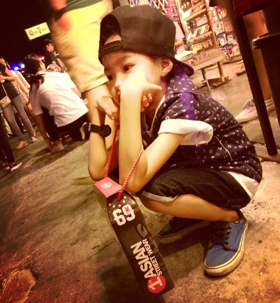 Im_hipster_man's tweet photo. เด็กดอยหมงหลงทางมาจากไหนเนี่ย!😅😅 #เด็กน้อยสมัยใหม่จะรีบโตไปไหนก็ไม่รู้
#fashionkids #streetwear #1stasian #hipsterb… https://t.co/UbOxL9Ig1i