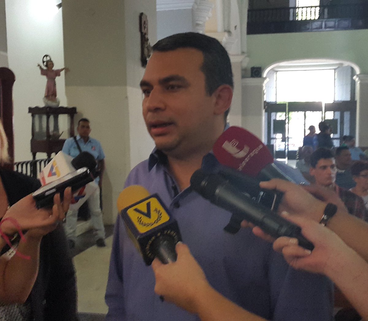 .<a href="/AlcaldePedroB1/">Pedro Bastidas</a> atiende a los Medios de Comunicación presentes en la Catedral de Maracay. #MisaDíaDeSanJosé