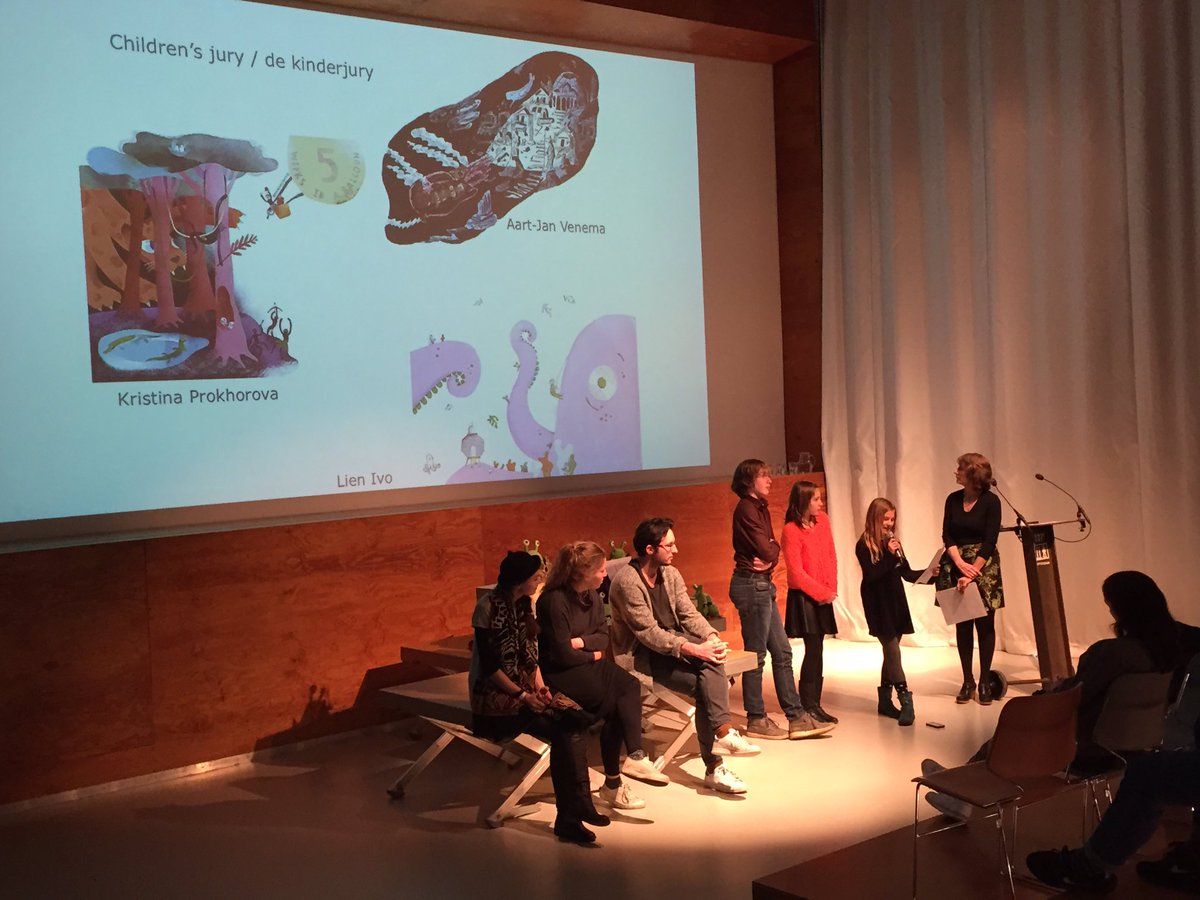 kunsthal's tweet photo. De kinderjury licht toe wat zij de mooiste tekeningen vinden @kunsthal @BoekieBoekie #StArtAward https://t.co/OV3XmFgueU