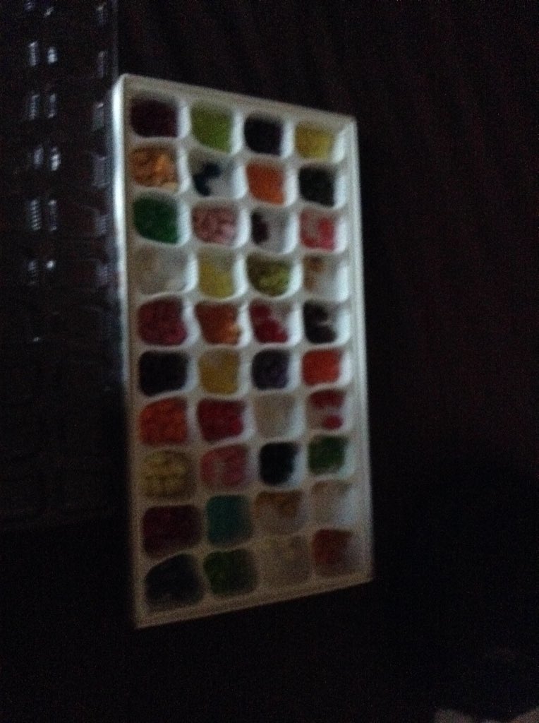 jaaaaassspppper's tweet photo. Check this out my grandma got me this and there were 400 jelly beans in here #crazy https://t.co/V5I47cI2ZJ