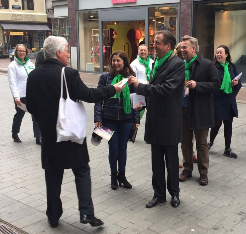 Op 6 april mag je stemmen over samenwerking #Oekraïne. #D66isvoor en voert campagne in oa #Dordrecht met <a href="/APechtold/">Alexander Pechtold</a>.