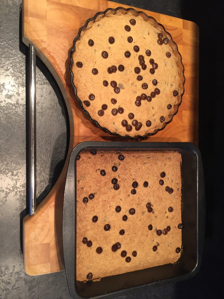 NeiltuckerNeil's tweet photo. This mornings little project ππ#chocchipshortbread ππ https://t.co/ic1Ds5dUe1