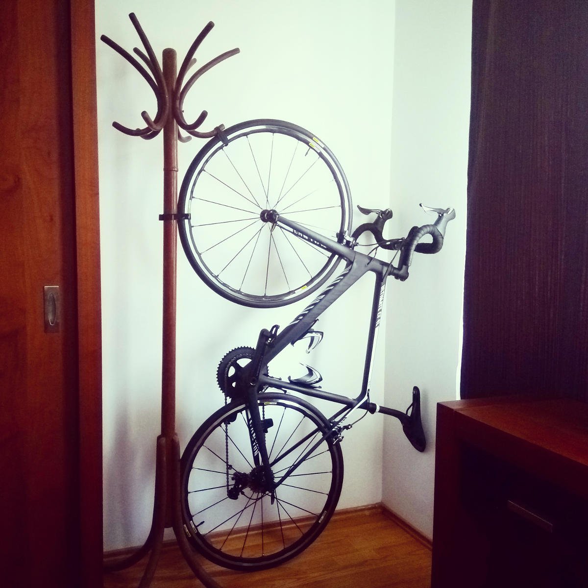 ioannicolae's tweet photo. How to use a vintage hall stand as bike support.
@canyon_bikes @fizikofficial #bikesupport #cycling #tips #useful https://t.co/QD0s9bWlSW