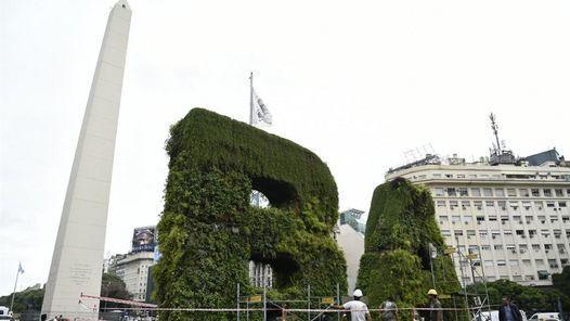 clarincom's tweet photo. Montaron un enorme jardín vertical junto al Obelisco https://t.co/tx4K9XW42h https://t.co/y9ZXGStanL