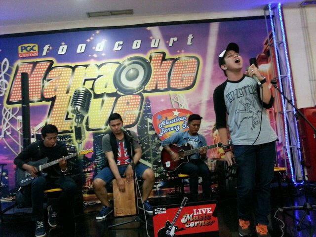 ΛΜΝΞΟ live busking at mall PGC (cililitan) lastnite \m/