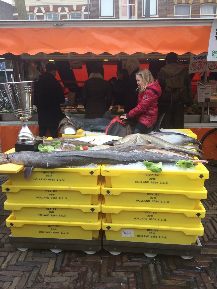 jLangenacker's tweet photo. De Botermarkt is de beste markt van Nederland! Het is op dit moment een groot feest! https://t.co/5uVvxYf7fr