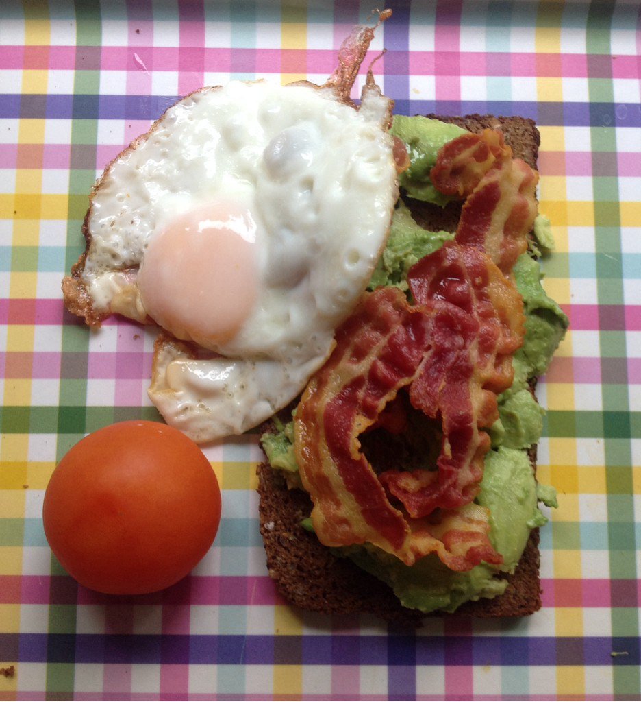 Gabi90909's tweet photo. Avocado, bacon, egg toast &amp; tomato ✨#hungry #realfood #foodie #fuel #fitfam #chef #gymspo #nutrition #jerf #lchf https://t.co/Z710LGePyi