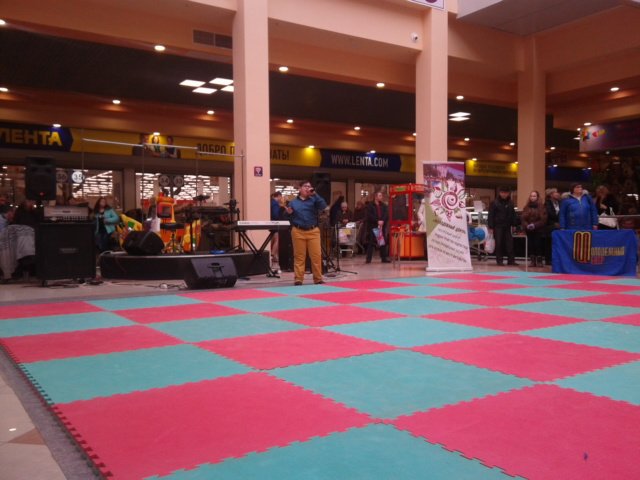 В ТРЦ #Ясень продолжается концерт <a href="/Iv_Mol_Centr/">Молодёжный центр</a> в рамках благотворительного марафона #ТыНамНужен