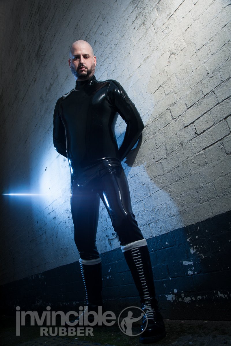 invinciblerubbr's tweet photo. Liam Chandler visits Invincible HQ #irubr #rubbout #xceleratorsuit #zipshouldercatsuit #fetishphotography https://t.co/BlitXdEV8a