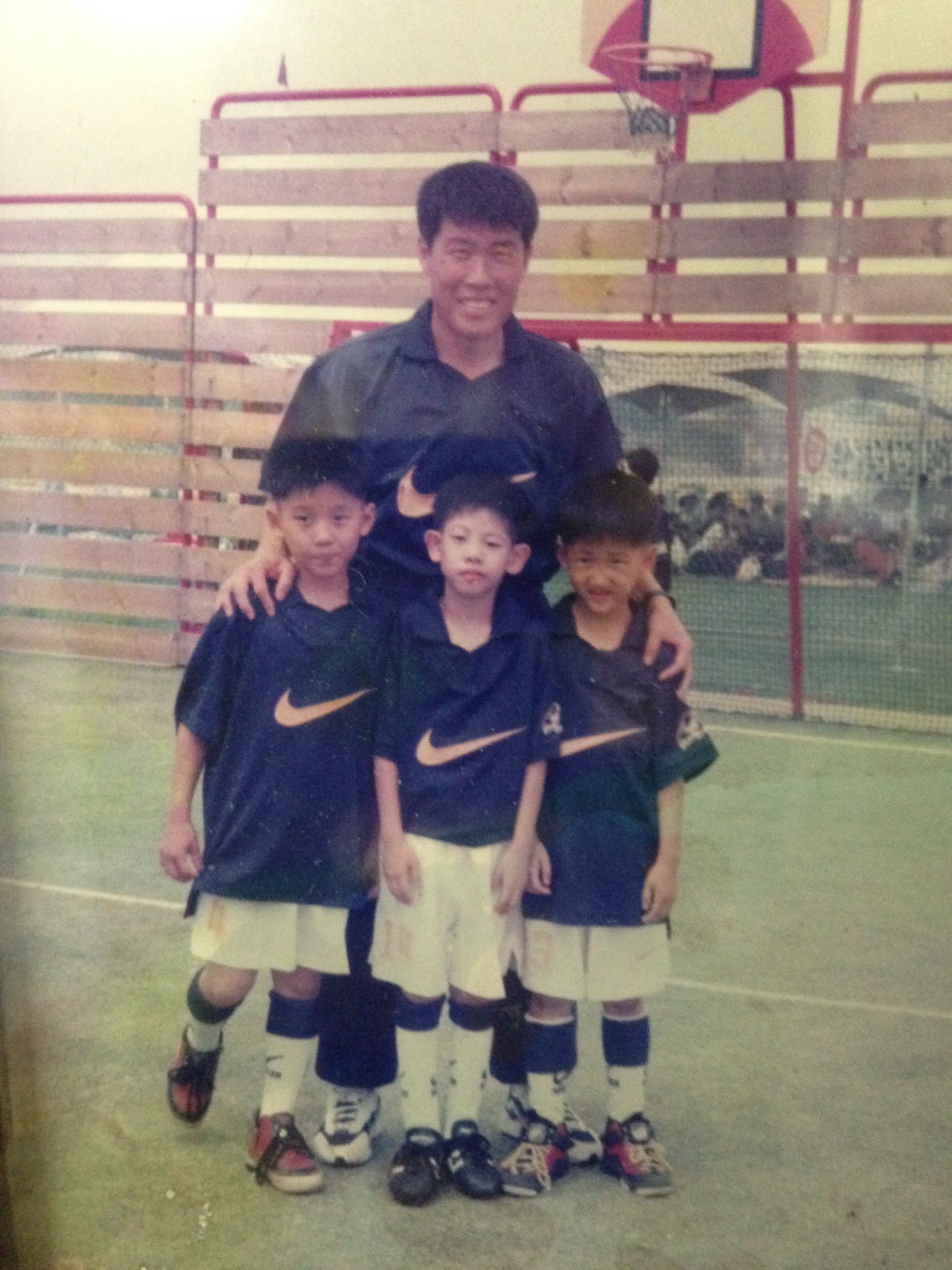 Minho 민호 韓国の伝説のサッカー選手のチャボムグンさん知ってますか 僕はその選手のサッカーアカデミーのエースでした でも僕よりうまい人が入ってきてやめました Www左が僕で右が弟で真ん中は知らない人でした なのに一緒に撮ってるwww