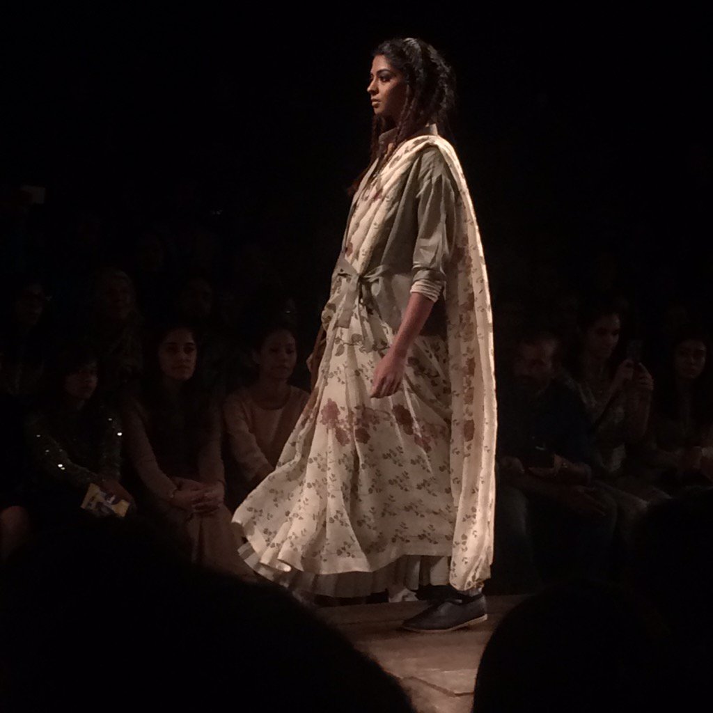 mytrendin's tweet photo. Floral saree paired with brogues! 🙌🏼@anavilamisra #AIFWAW16 #IndiaModern @TheFDCI @AmazonFashionIn https://t.co/R5XeUc6ZBO