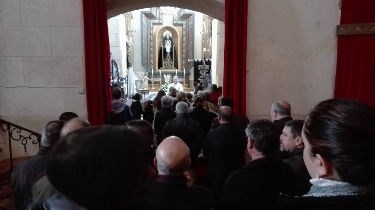 Comienza la eucaristía in memoriam de los difuntos de la hermandad