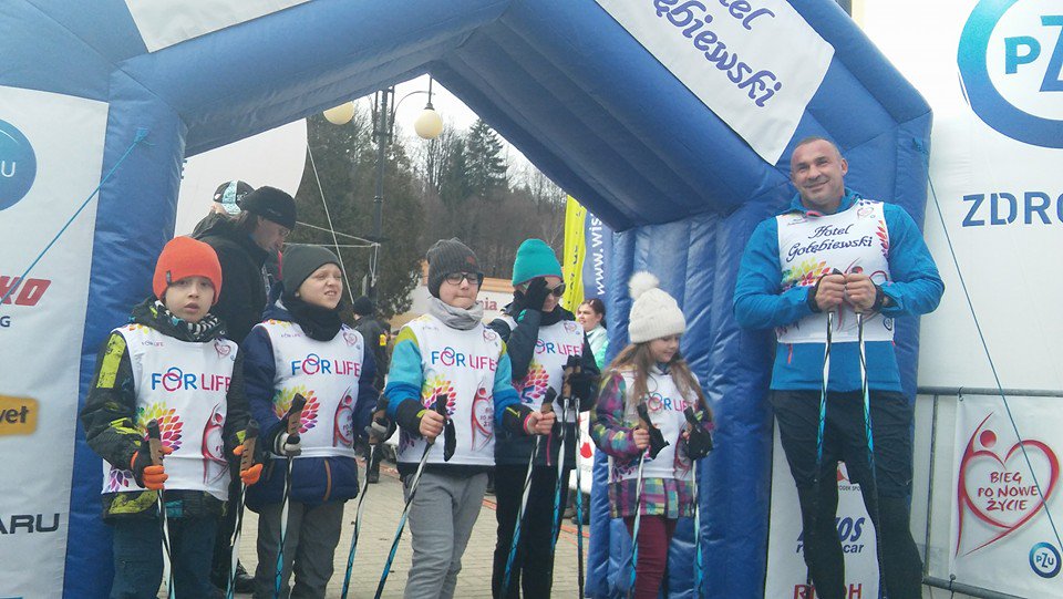 FundacjaForLife's tweet photo. Na starcie #biegponoweżycie z #PrzemekSaleta. #fundacjaforlife #nordicwalking #dzieci https://t.co/uiNEixTOPz