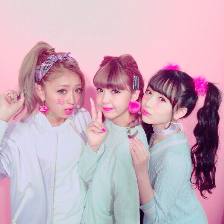 yulayula224's tweet photo. もうちょっとでふぉろわー100人だからもう1回やる☁️🐰💓
((フォロバないとはずします))

#ゆらゆら 
#ゆらばー
#ゆらまひ
#ゆらるん
#Popteen 
#少しでも好きな��RT 
#RTした人全員フォローします https://t.co/O7YPQ15sie