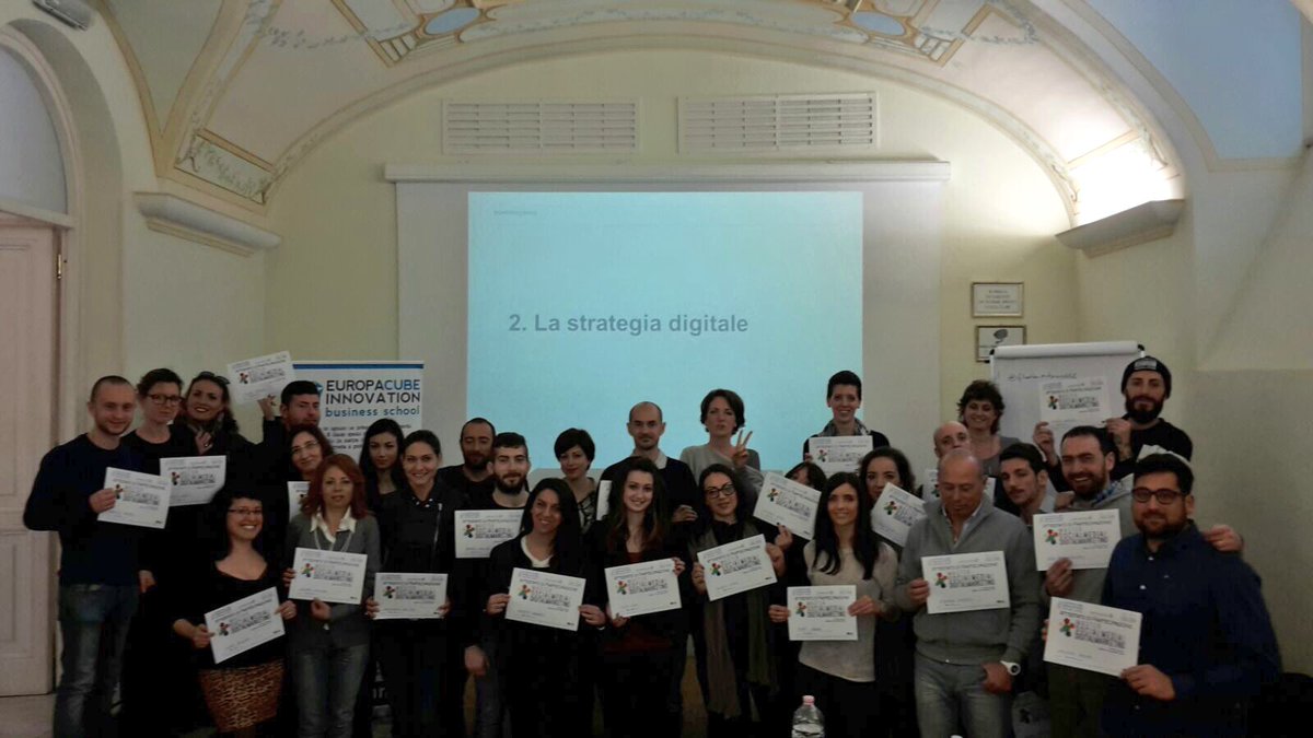 Europa2027's tweet photo. Corso finito! Scatto con attestati. Grazie ragazzi in bocca a lupo..#mastersocial #roma #formazione https://t.co/5fI3gkpJ4D