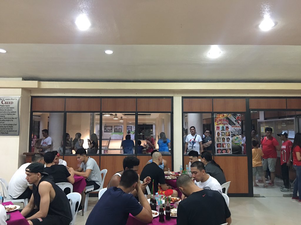 dbuzzketball's tweet photo. a happy ginebra team now having a happy dinner at a happy davao city... https://t.co/VxRmdkCRzc