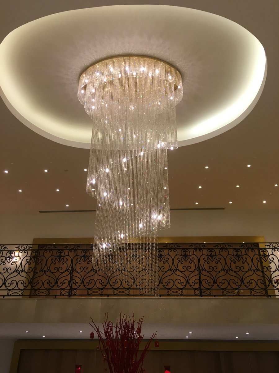 classicalc's tweet photo. And the entrance hall chandelier. https://t.co/EeTJARMhOy