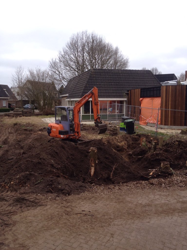 SietskeHilhorst's tweet photo. Het grote voordeel van #Boeren in en om het dorp.
Samen het nieuwe schoolplein van de #MFA in Een aanleggen. https://t.co/zIfziH9WTk